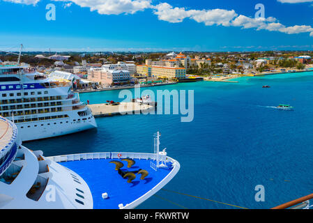 Certains navires à passagers à l'ancre dans le port de Nassau, Bahamas Banque D'Images