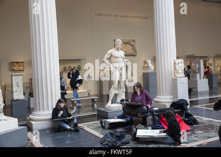 Les jeunes artistes ont une classe de dessin dans le Grec/galeries romaines au Metropolitan Museum of Art de New York. Banque D'Images