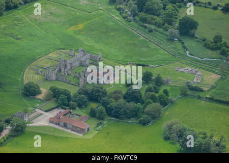 Une vue aérienne des ruines du château d'Acre prieuré à Norfolk Banque D'Images