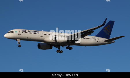 Air Astana l'atterrissage à l'aéroport Heathrow de Londres Banque D'Images