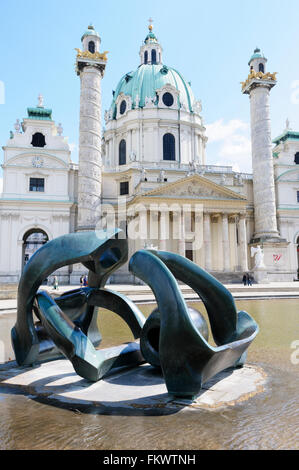 Henry Moore's 'Hill Arches' et la Karlskirche (l'église de St Charles), Karlsplatz, Vienne, Autriche Banque D'Images