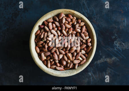Arachides rôties dans bol en bois Banque D'Images