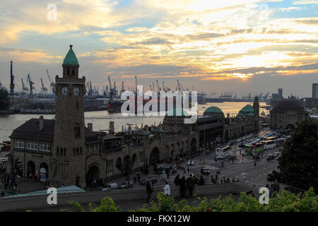 Coucher du soleil à St Pauli Piers, port de Hambourg, Allemagne, Europe Banque D'Images