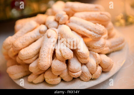 Des biscuits avec du sucre en poudre sur une assiette blanche Banque D'Images