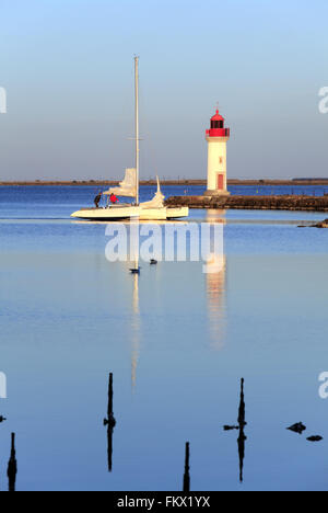 Jour d'hiver à Marseillan près du phare Onglous, Etang de Thau, Languedoc-Roussillon, France Banque D'Images