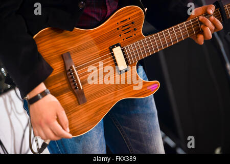 Homme tenant une guitare dans ses mains Banque D'Images