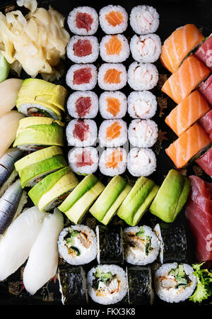 Set à Sushi nigiri et roule comme arrière-plan de l'alimentation. Mise à plat. Banque D'Images