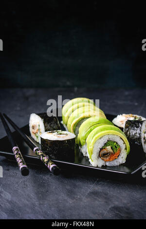 La nourriture asiatique servi sur la pierre noire, vue d'en haut. La  cuisine vietnamienne et chinoise Photo Stock - Alamy