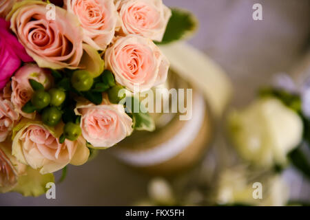 Bouquet de roses disposés dans un vase Banque D'Images
