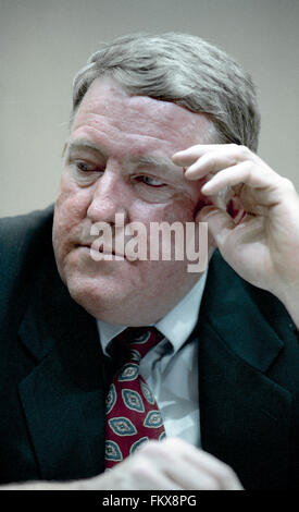 Washington, DC., USA, le 4 septembre, 1991 E. Gerald Corrigan le président de la Banque fédérale de réserve apparaît avant que le Sous-comité de la Chambre sur les télécommunications et des Finances à propos de la Salmon Brothers Wall street d'une firme de courtage scandale. Credit : Mark Reinstein Banque D'Images