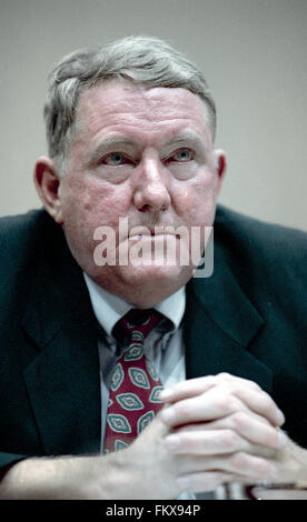 Washington, DC., USA, le 4 septembre, 1991 E. Gerald Corrigan le président de la Banque fédérale de réserve apparaît avant que le Sous-comité de la Chambre sur les télécommunications et des Finances à propos de la Salmon Brothers Wall street d'une firme de courtage scandale. Credit : Mark Reinstein Banque D'Images