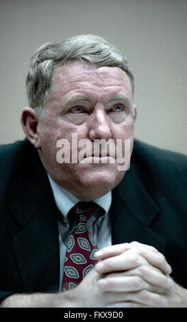 Washington, DC., USA, le 4 septembre, 1991 E. Gerald Corrigan le président de la Banque fédérale de réserve apparaît avant que le Sous-comité de la Chambre sur les télécommunications et des Finances à propos de la Salmon Brothers Wall street d'une firme de courtage scandale. Credit : Mark Reinstein Banque D'Images