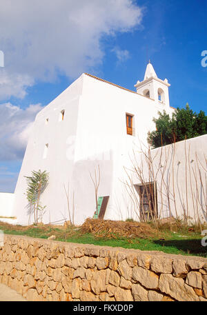 L'église. Sant Miquel de Balansat, Ibiza island, Îles Baléares, Espagne. Banque D'Images