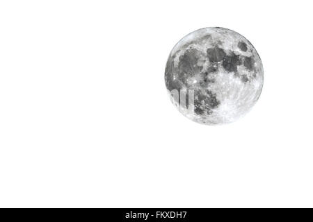 La pleine lune est vu isolé sur un fond blanc. Un contraste élevé, une haute résolution image prise avec un appareil photo reflex numérique plein format. Banque D'Images