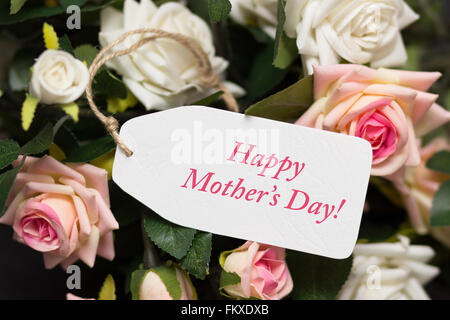 Carte de fête des mères avec des roses rose et blanc rustique Banque D'Images