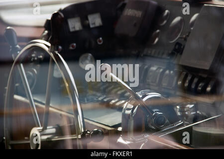 Belgrade, Serbie - vue par la fenêtre d'un yacht à moteur cockpit Banque D'Images