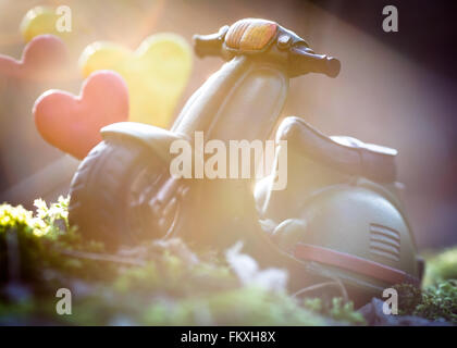 Belle Moto Retro jouet dans la nature Banque D'Images