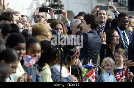 Washington, District de Columbia, Etats-Unis. 10 Mar, 2016. Premier ministre du Canada, Justin Trudeau, serre la main avec les clients au cours d'une cérémonie d'arrivée a la Maison Blanche, le 10 mars 2016 à Washington, DC .Crédit : Olivier Douliery/Piscine via CNP Crédit : Olivier Douliery/CNP/ZUMA/Alamy Fil Live News Banque D'Images