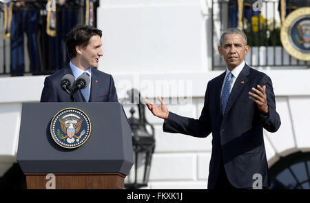 Washington, District de Columbia, Etats-Unis. 10 Mar, 2016. Justin Trudeau, premier ministre du Canada fait des commentaires comme le président des États-Unis Barack Obama a l'air dans le cours d'une cérémonie de bienvenue à la Maison Blanche pour une visite officielle le 10 mars 2016 à Washington, DC Crédit : Olivier Douliery/Piscine via CNP Crédit : Olivier Douliery/CNP/ZUMA/Alamy Fil Live News Banque D'Images