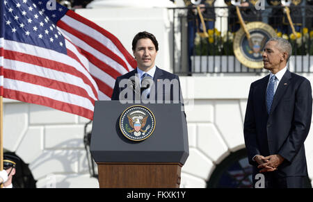 Washington, District de Columbia, Etats-Unis. 10 Mar, 2016. Justin Trudeau, premier ministre du Canada fait des commentaires comme le président des États-Unis Barack Obama a l'air dans le cours d'une cérémonie de bienvenue à la Maison Blanche pour une visite officielle le 10 mars 2016 à Washington, DC Crédit : Olivier Douliery/Piscine via CNP Crédit : Olivier Douliery/CNP/ZUMA/Alamy Fil Live News Banque D'Images