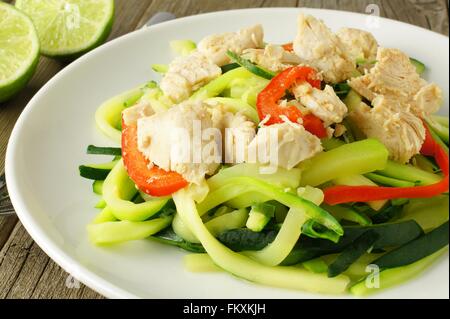 Plat de nouilles aux courgettes en bonne santé avec du poulet on white plate Banque D'Images