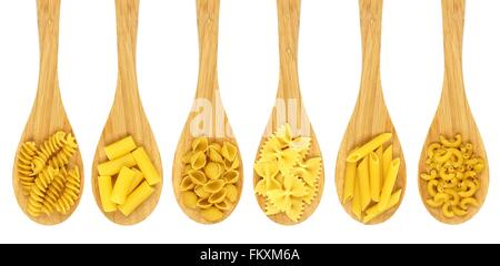 La cuisine en bois cuillères remplis de différents types de pâtes alimentaires sèches isolé sur fond blanc Banque D'Images