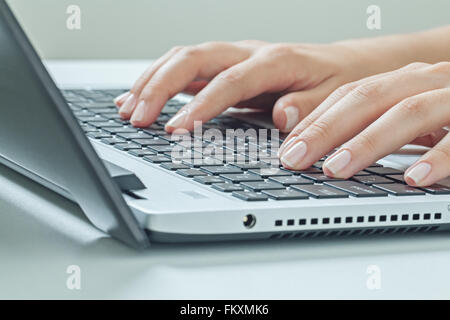 Macro photo de female hands typing on laptop. man à l'ordinateur de bureau. Banque D'Images