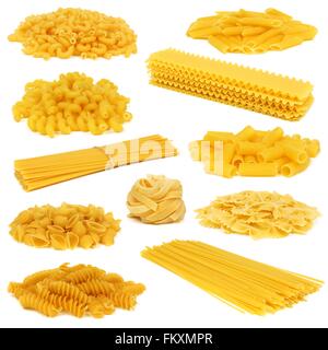 Assortiment de pâtes sèches non cuits de différents types isolé sur fond blanc Banque D'Images