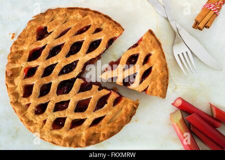 Tarte à la fraise et à la rhubarbe sur un morceau en arrière-plan, scène de frais généraux Banque D'Images