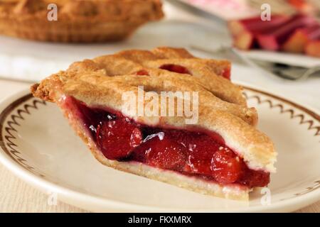 Morceau de tarte à la rhubarbe et fraises fraîches sur une plaque Banque D'Images