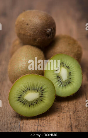 Les kiwis frais Banque D'Images