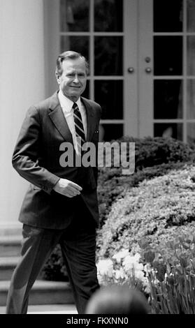 Washington, DC., USA, le 28 avril, 1989 Le président George H. W. Bush entre dans le jardin de roses pour prendre part à l'ordre exécutif sur les collèges et les universités traditionnellement noires cérémonie de signature dans la roseraie de la Maison Blanche. Secrétaire de l'éducation Lauro Cavazos F. et Secrétaire de la Santé et des Services sociaux Louis Sullivan. Credit : Mark Reinstein Banque D'Images