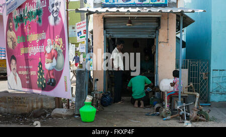 Les gens la réparation de pompes à un atelier de réparation de la route le long de la vieille route près de Mahabalipuram Chennai, Inde Banque D'Images