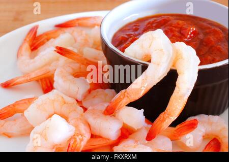 Close up de crevettes sur une plaque avec sauce Banque D'Images