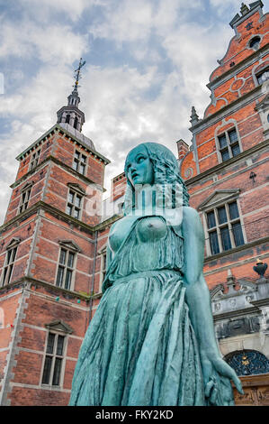L'une des statues dans la vieille ville de Helsingor au Danemark. Banque D'Images