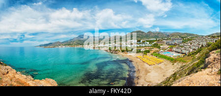 Une vue panoramique de la côte de falaises de Makrygialos sur l'île grecque de Crète. Banque D'Images