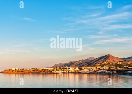 Un magnifique lever du soleil à Makrygialos sur l'île grecque de Crète. Banque D'Images