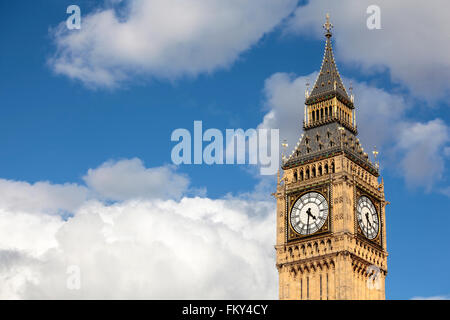 Big Ben clock tower isolés contre un fond bleu nuageux ciel d'été. L'espace pour copier. Banque D'Images