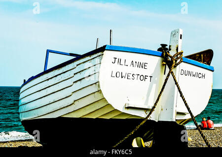 Un bateau sur le rivage ; ein altes Ruderboot am Strand Banque D'Images