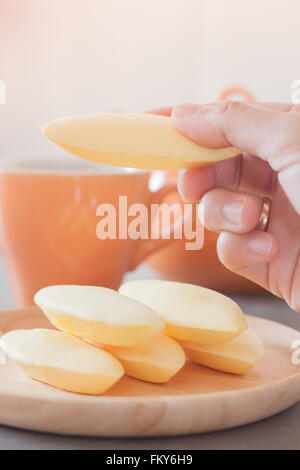 Woman's hand holding cookies traditionnels thaï , stock photo Banque D'Images