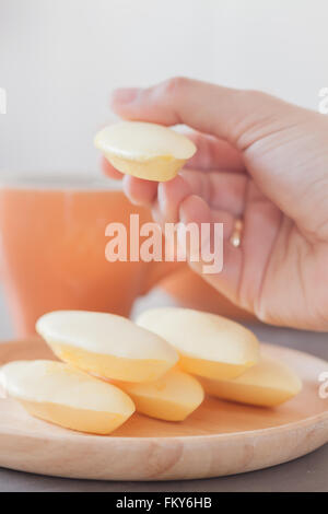 Woman's hand holding cookies traditionnels thaï , stock photo Banque D'Images