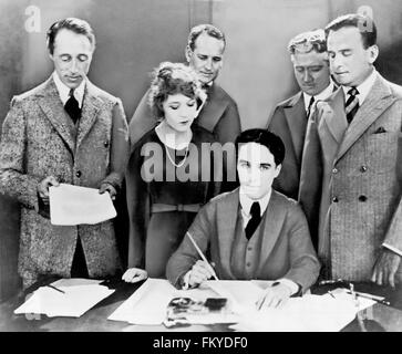 D.W. Griffith, Mary Pickford, Charlie Chaplin (assis) et Douglas Fairbanks à la signature du contrat l'établissement United Artists motion picture studio en 1919. Deux avocats, Albert Banzhaf (à gauche) et Dennis F. O'Brien, sont debout dans l'arrière-plan. Banque D'Images