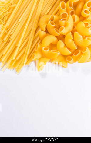 Divers types de pâtes sur un fond blanc Banque D'Images