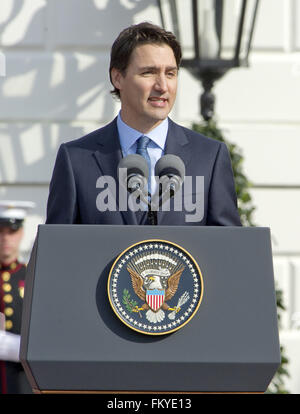 Washington, District de Columbia, Etats-Unis. 10 Mar, 2016. Justin Trudeau, premier ministre du Canada fait des commentaires lors d'une cérémonie d'arrivée sur la pelouse Sud de la Maison Blanche à Washington, DC, le 10 mars, 2016. Credit : Ron Sachs/CNP Crédit : Ron Sachs/CNP/ZUMA/Alamy Fil Live News Banque D'Images