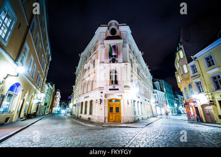 Les bâtiments et les rues pavées de la vieille ville de nuit, à Tallinn, Estonie. Banque D'Images