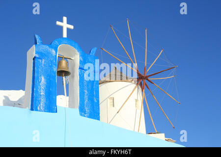 Moulin dans Santorinri, Grèce - Croix Église Bell - île grecque - Architecture bleu Banque D'Images