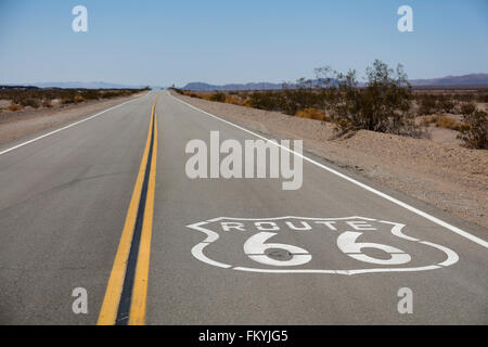 La route 66 près de aiguilles, désert de Mojave, Californie, USA Banque D'Images