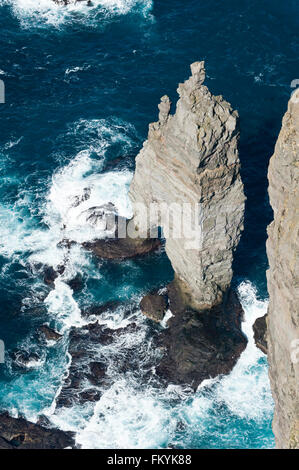 Vue sur la mer avec Risin Pinnacle, à Eiði Eiðiskollur, Eysturoy, Atlantique, îles Féroé, Føroyar, Danemark Banque D'Images