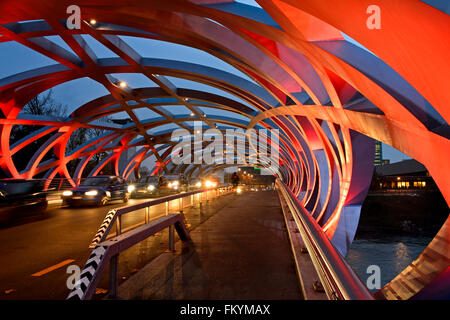 Les effets de lumière sur la structure de support tubulaire du pont de Hans Wilsdorf, Canton de Genève, Suisse Banque D'Images