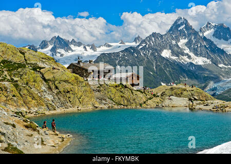 Refuge refuge du lac Blanc dans les Aiguilles Rouges parc, derrière l'Aiguille du Chardonnet, Chamonix Banque D'Images